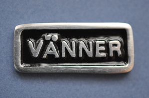 Skylt  VÄNNER  svart