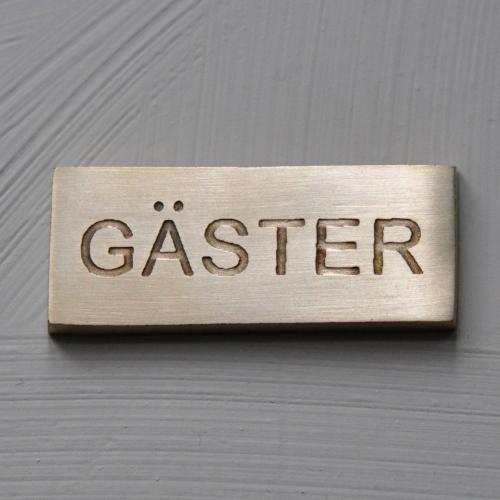 GÄSTER - skylt i borstad mässing