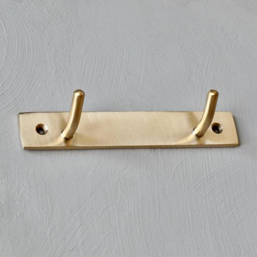 Rak 2-hängare - borstad mässing - NYHET