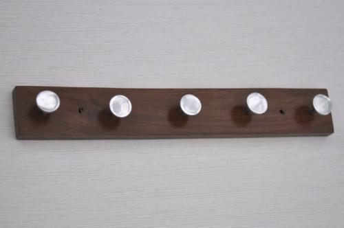 Trähängare med metallknoppar