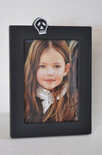 Svart ram med dödskalle