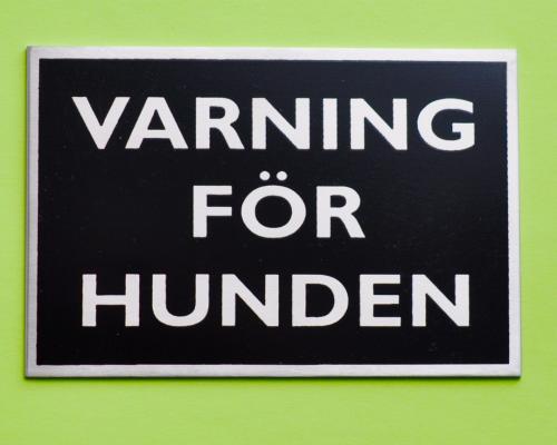 varning för hunden skylt
