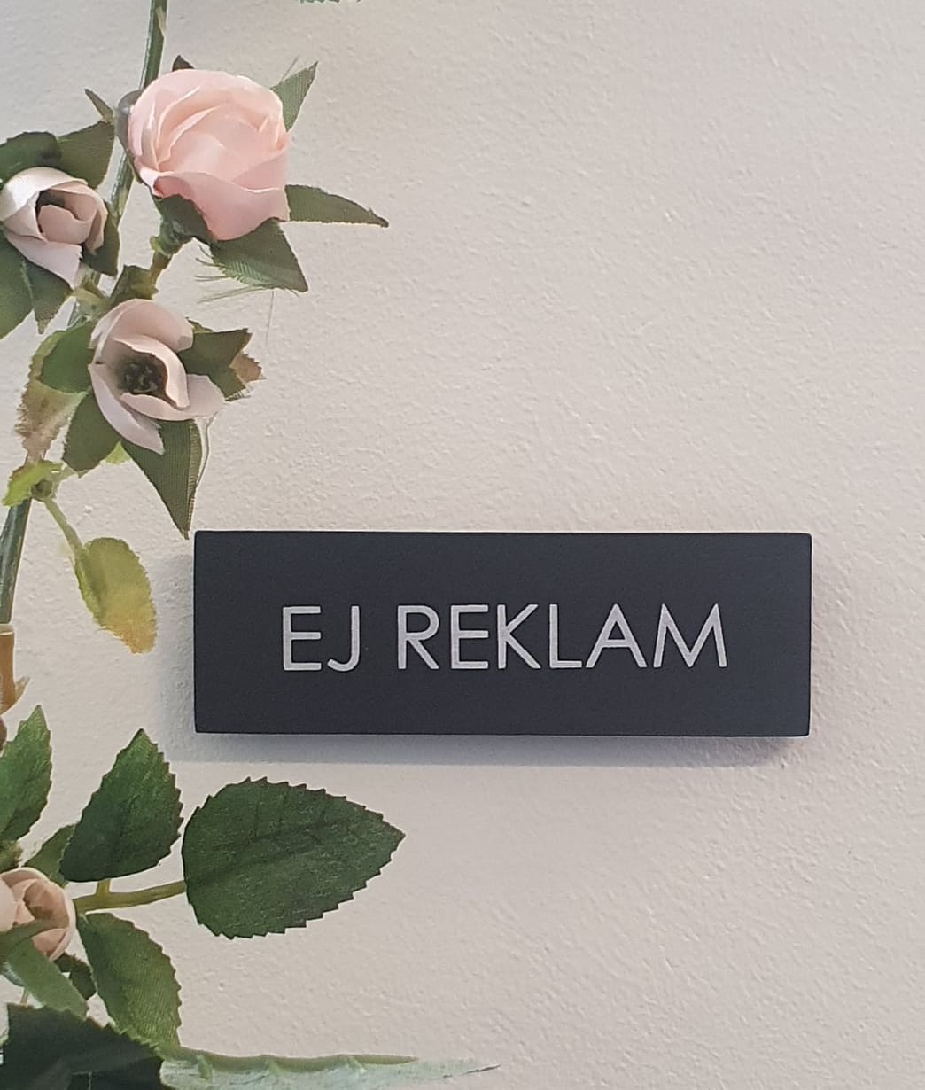 Dörrskylt I Trä - Ej Reklam