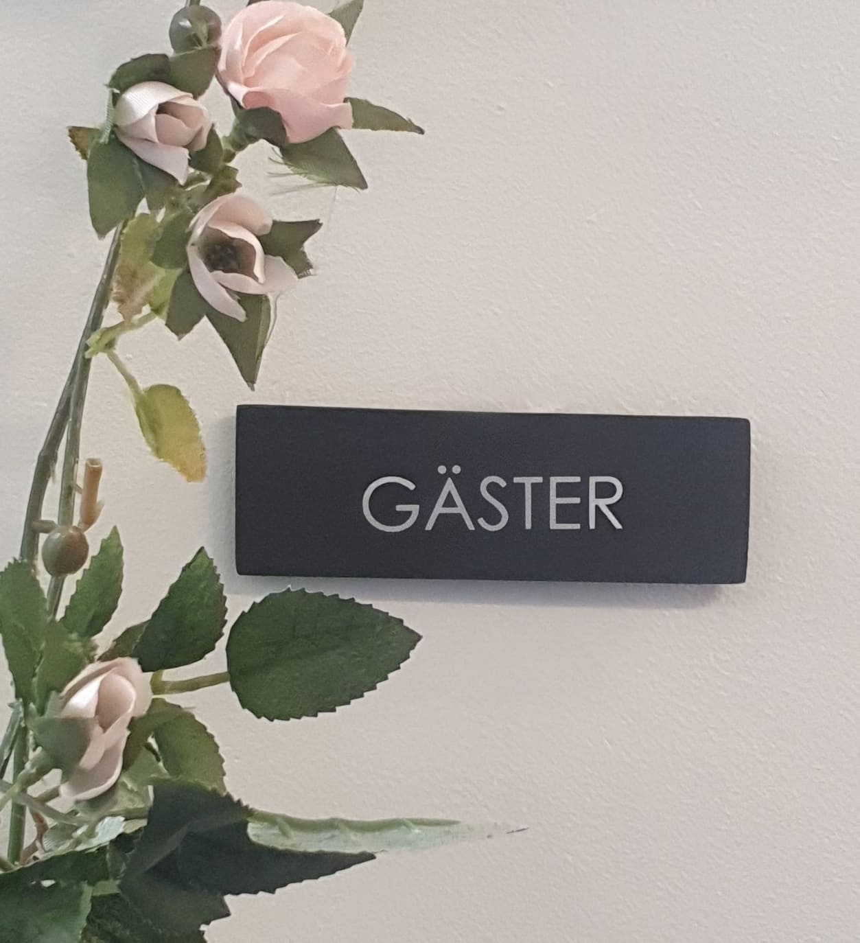 Dörrskylt I Trä - Gäster