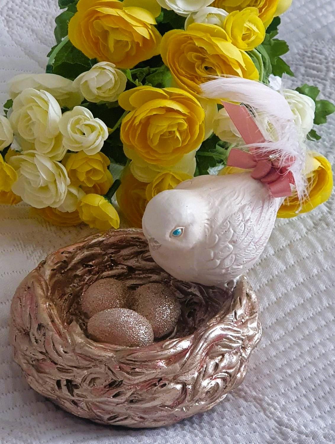 Fågel Med Fågelbo & Ägg