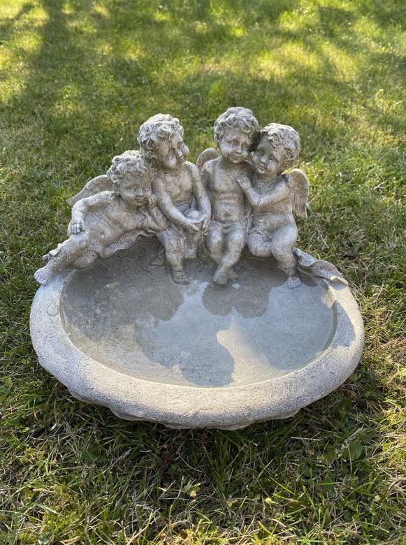 Fågelbad Med Änglar