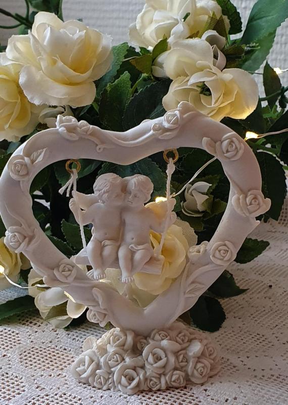 Product Image for Förälskade Änglar Gungar I Ett Hjärta polyresin