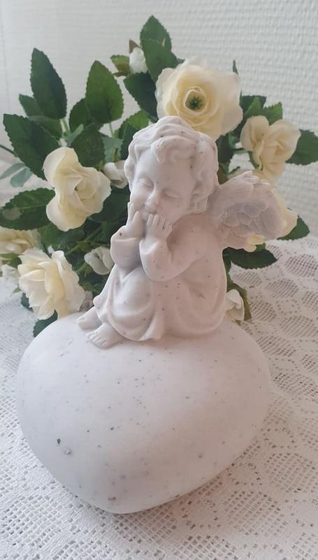 Product Image for Gravsmyckning Ängel Sittandes På Ett Hjärta