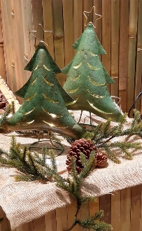 JulGran I Hamrad Plåt Med Ljusslinga