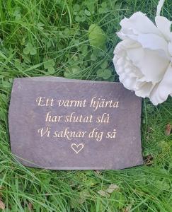 Skiffersten Med Graverad Text - Ett Varmt Hjärta...