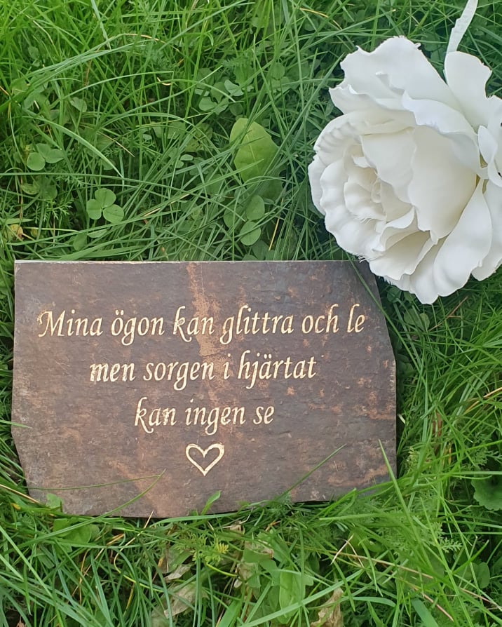 Skiffersten Med Graverad Text