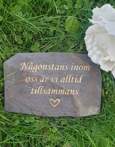 Skiffersten Med Graverad Text - Någonstans Inom Oss...