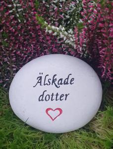 Sten Med Graverade Text - Älskade Dotter