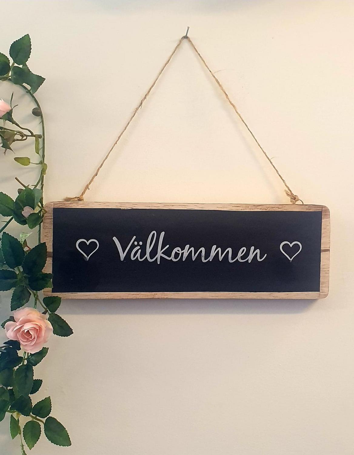 Svart Träskylt - Välkommen