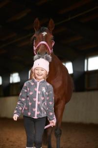 Equipage barnmössa Jackie med bollar i fuskpäls Rosa/glittrig