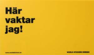 Dekalskylt Gul Här vaktar jag 17*10cm