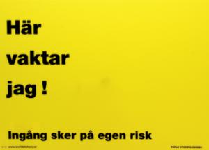 Dekalskylt Gul Här vaktar Jag! 280*200mm