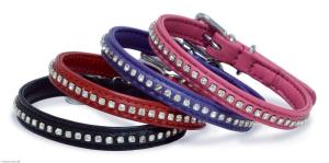 Mjukt läderhalsband m. vita kristaller