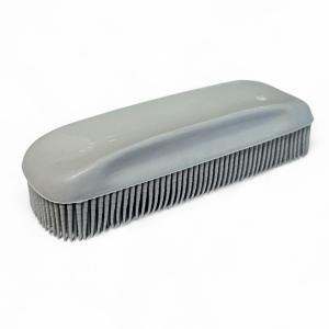 Artero ljusgrå gummiborste, längd 15 cm.
