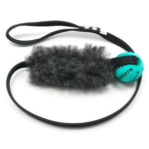 Bistos Billy, träningsleksak med fårskinn och boll. Svensktillverkad.