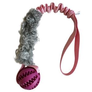 Bistos Hector svensktillverkad hundleksak med fårskinn och boll. Rosa handtag.