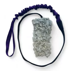 Bistos Iver XL, svensktillverkad hundleksak med fårskinn och expanderhandtag. Lila.