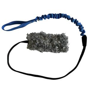 Bistos Iver XL, svensktillverkad hundleksak med fårskinn och expanderhandtag. Blå.