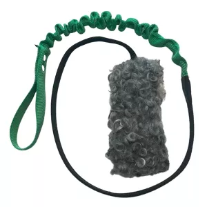 Bistos Iver XL, svensktillverkad hundleksak med fårskinn och expanderhandtag. Grön.