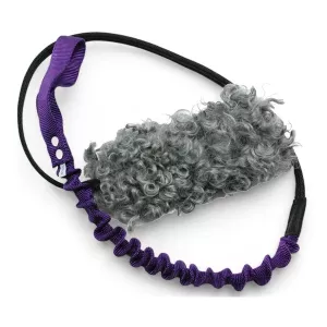 Bistos Iver XL, svensktillverkad hundleksak med fårskinn och expanderhandtag. Lila.