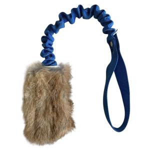 Bistos Nova hundleksak med kaninskinn och expanderhandtag. Blått handtag.