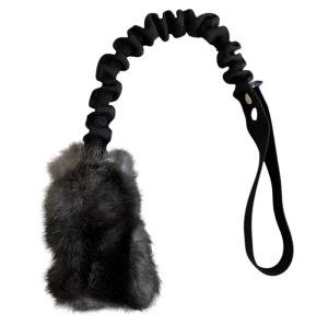 Bistos Nova hundleksak med kaninskinn och expanderhandtag. Svart handtag.