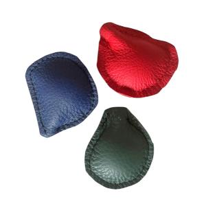 Bistos Pipleksak med nötskinn, för hundträning. Diameter 5 cm. Blå, röd och grön.