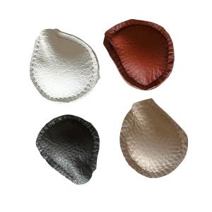 Bistos Pipleksak med nötskinn, för hundträning. Diameter 5 cm. Vit, brun, beige och svart.