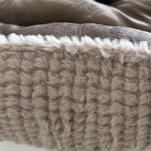 Hundbädd i supermjuk plysch. Ljusbrun utsida med fin struktur, mörkbrun insida med sammetslook, 64x54x20 cm. Detaljbild yttertyg.