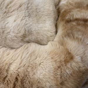 Hundbädd Lyxa, melerad supermjuk ljus plysch, avtagbart överdrag.  Yttermått 90x70x20 cm.