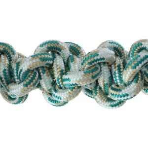 Hundleksak i plysch med expander, längd 40 cm. Ljusbrun, vit och grön, med pipljud. Detaljbild rep.