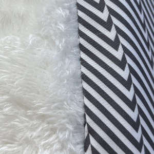 Igloo för katten eller den lilla hunden. Mönstrad mörkgrå/vit med framsida i plysch.