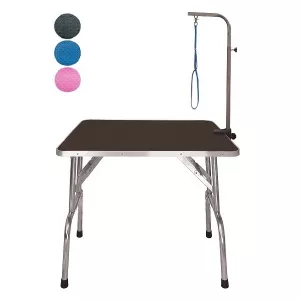 Stabilt, hopfällbart trimbord för hund. Trimgalge och koppel medföljer. Finns med svart, blå eller rosa gummimatta på bordsytan.