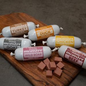 Monster Sausage, kladdfritt hundgodis i olika smaker. Belöningsgodis med 97% kött.