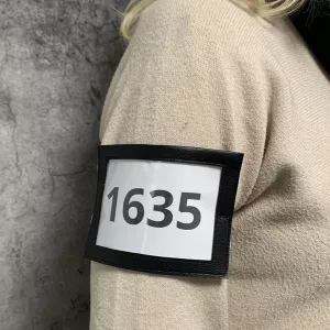 Nummerlappshållare konstläder - brun