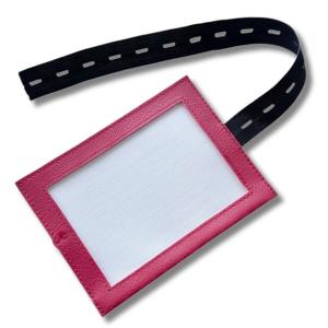 Nummerlappshållare för arm, rött konstläder med svart resårband
