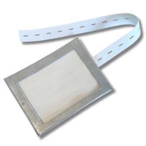 Nummerlappshållare för arm, silverfärgat konstläder med vitt resårband