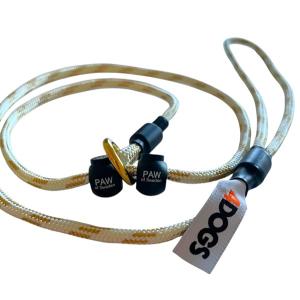 PAW of Sweden svensktillverkat utställningskoppel med dubbla stopp. 110 cm. Guld/vitt.