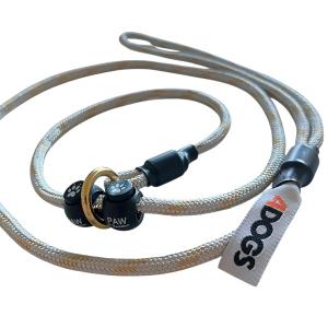 PAW of Sweden svensktillverkat utställningskoppel med dubbla stopp. 110 cm. Silver/guld.