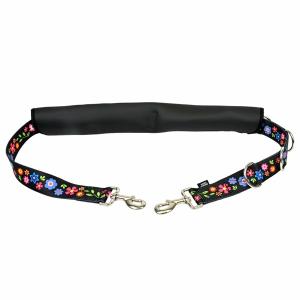 Show Tech Flower Power Comfort Belly Strap för hund på trimbordet. Large.