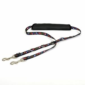 Show Tech Flower Power Comfort Belly Strap för hund på trimbordet. Small.