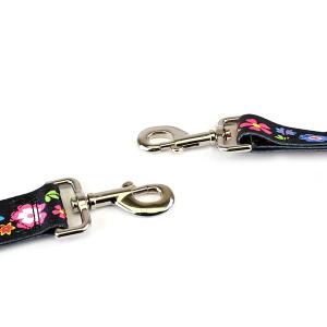 Show Tech Flower Power Comfort Belly Strap för hund på trimbordet. Large.