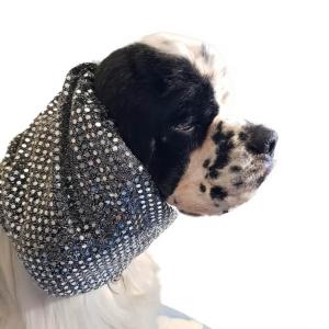 Show Tech Snood Luxe Fancy öronskydd för hund. Skyddar öronen och pälsen kring nacken. Storlek medium, silver.