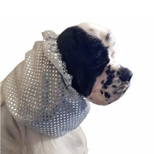 Show Tech Snood Luxe Fancy öronskydd för hund. Skyddar öronen och pälsen kring nacken. Storlek medium, vit.