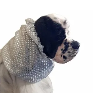 Show Tech Snood Luxe Fancy öronskydd för hund. Skyddar öronen och pälsen kring nacken. Storlek medium, vit.